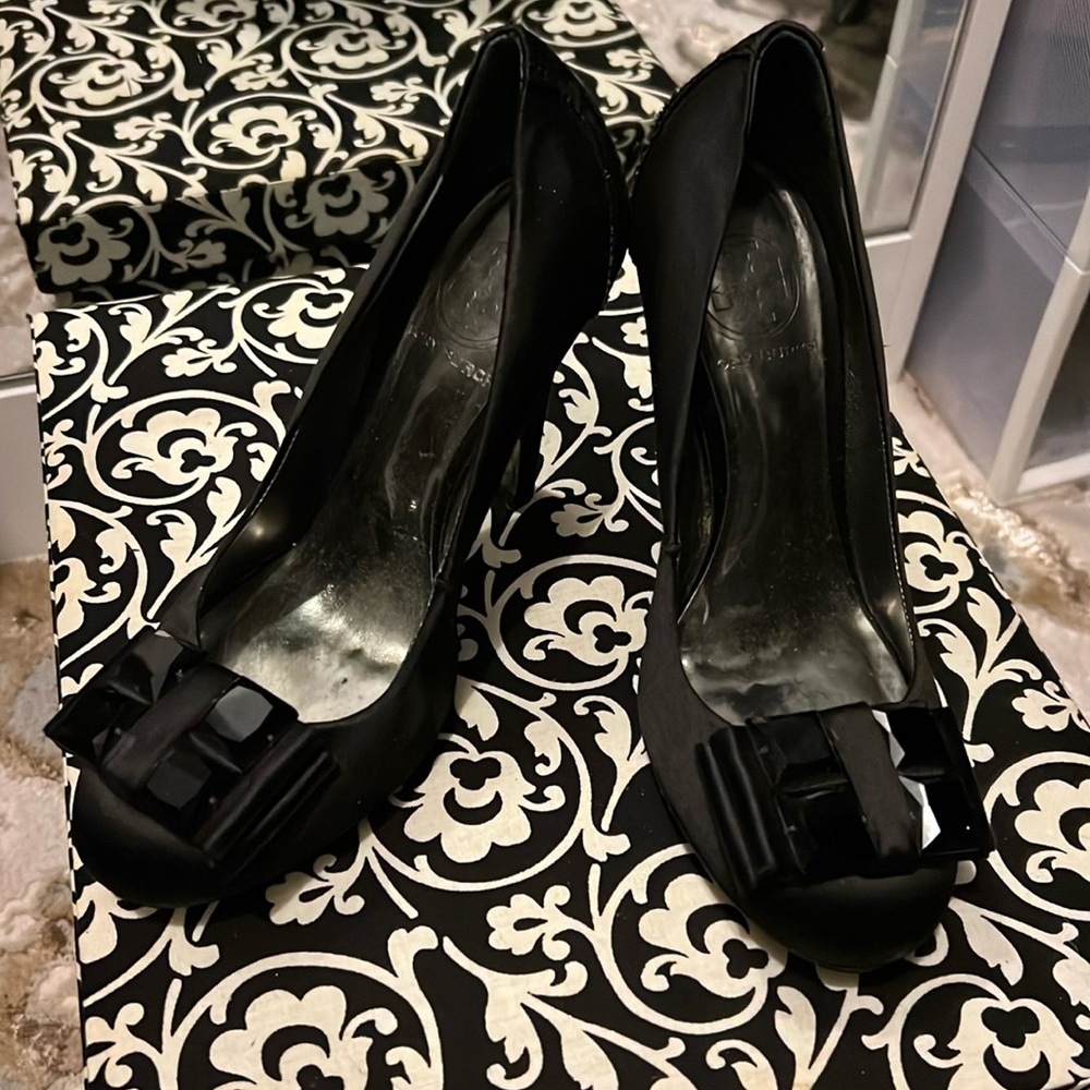 Tory Burch size 6.5 high heel satin pumps with bows